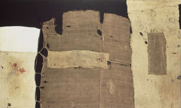 212Alberto Burri (1915-1995) Sacco e bianco (« Sac et blanc ») 1953 Huile, enduit, toiles diverses, toile à sac fixées H. : 149 cm ; L. : 249,5 cm Paris, musée national d’Art moderne – Centre Georges-Pompidou