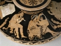 405Astéas (IVe siècle av. J.-C.) Concours musical entre Apollon, Marsyas et les Muses Vers 360-350 Céramique (lékanis paestane à figures rouges avec couvercle) H. : 20 cm ; L. : 41,60 cm ; diamètre : 30,50 cm Paris, musée du Louvre